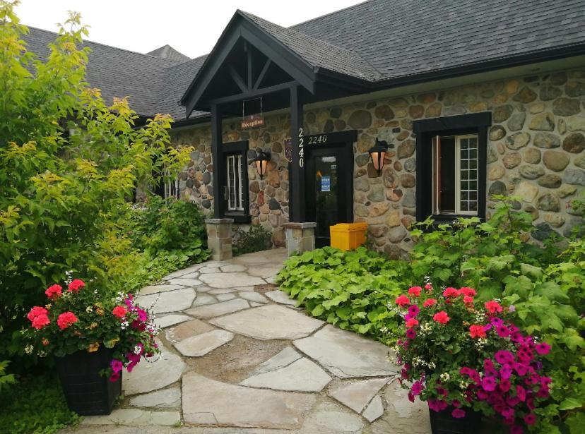 Condo Hotel Au Pied Du Mont Orford Exteriör bild