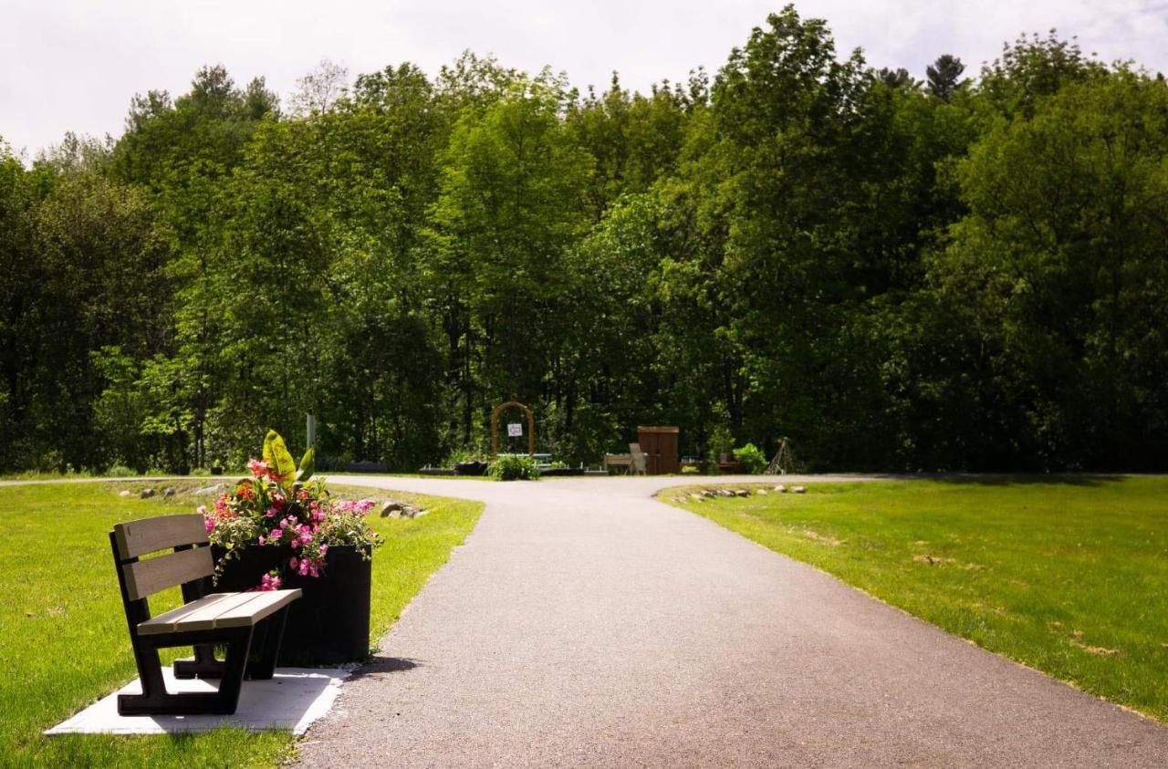 Condo Hotel Au Pied Du Mont Orford Exteriör bild