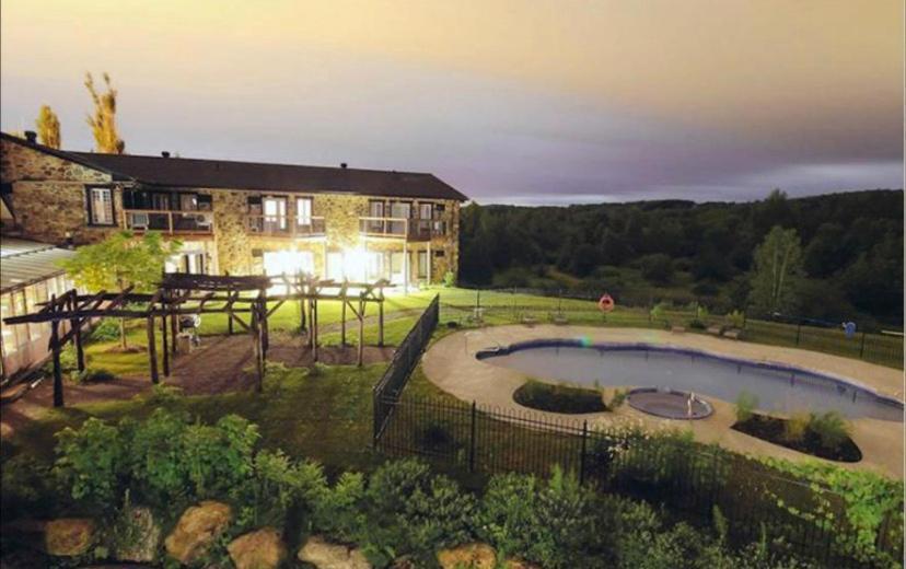 Condo Hotel Au Pied Du Mont Orford Exteriör bild
